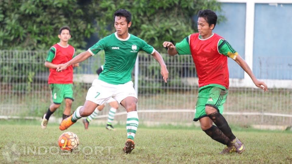 Yongki Ariwibowo (tengah) dijaga ketat pemain SSB Ragunan.